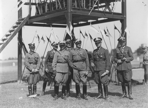 Grupa oficerów kawalerii obserwujących zawody sportowe w 1932 r. Czwarty od lewej płk Zygmunt Piasecki, fot. ze zb. NAC