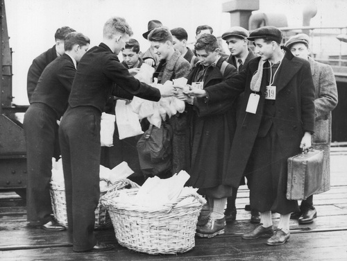 Uchodźcy żydowscy po Anschlussie otrzymujący posiłki w porcie w Harwich (Wielka Brytania), 1938 r. Fot. ze zb. NAC