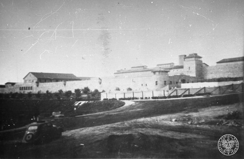 Wykonane po wyzwoleniu zdjęcie KL Mauthausen-Gusen wraz z drogą dojazdową. Fot. z zasobu IPN