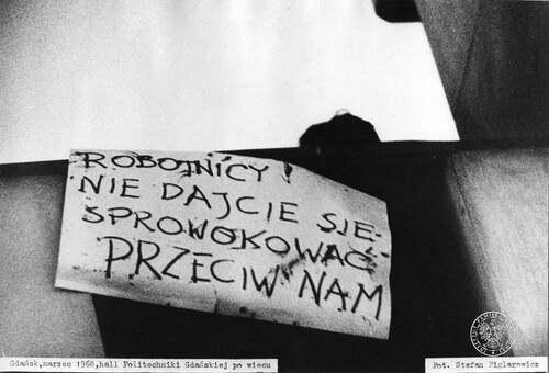 Plakaty na jednym z wieców na Politechnice Gdańskiej w marcu 1968 r. (fot. Stefan Figlarowicz, zbiory IPN)