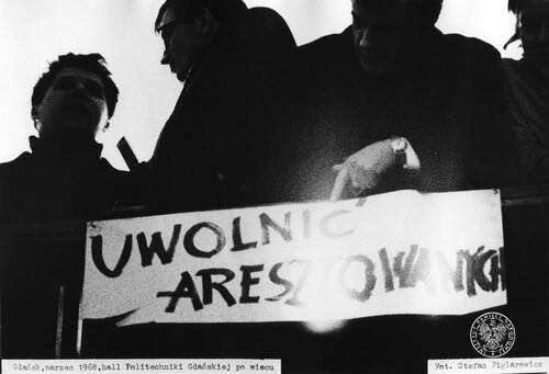 Plakaty na jednym z wieców na Politechnice Gdańskiej w marcu 1968 r. (fot. Stefan Figlarowicz, zbiory IPN)