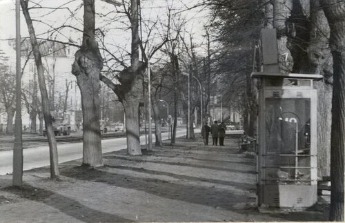 Budka telefoniczna MO przy Al. Zwycięstwa w Gdańsku-Wrzeszczu zniszczona podczas demonstracji 15 marca 1968 r. w rejonie Politechniki Gdańskiej (ze zbiorów oddziału gdańskiego IPN)