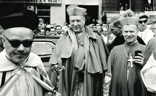 Obchody milenijne w Piekarach Śląskich; w środku kard. Stefan Wyszyński, z prawej bp Herbert Bednorz, 1966 r. (fot. IPN)