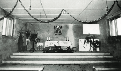 Pomieszczenie gospodarcze w Jastrzębiu-Zdroju zaadaptowane nielegalnie na kaplicę, prawdopodobnie 1971 r. (fot. IPN)