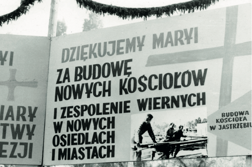 Męska pielgrzymka do Piekar Śląskich w 1977 r. – tablica z informacją o budowie kościoła w Jastrzębiu. (fot. IPN)