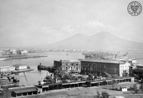 Widok na port w Neapolu i wulkaniczną górę Wezuwiusz – zdjęcie wykonane w 1946 r. podczas pobytu w tym mieście przez kaprala Michała Bara (Baara), żołnierza 2. Warszawskiej Dywizji Pancernej. Fot. ze zb. AIPN
