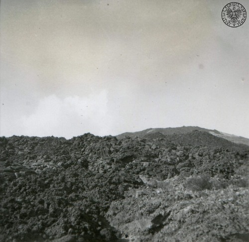 Widok na Wezuwiusz w 1944 r., fotografia z albumu zdjęć Zenona Angermana. Fot. ze zb. AIPN
