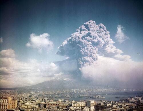 Erupcja Wezuwiusza z 1944 r. widziana z Neapolu (domena publiczna)