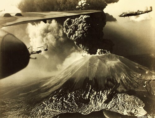 Amerykański bombowiec B-25 Mitchell, lecący w pobliżu Wezuwiusza podczas erupcji w marcu 1944 r. (domena publiczna)