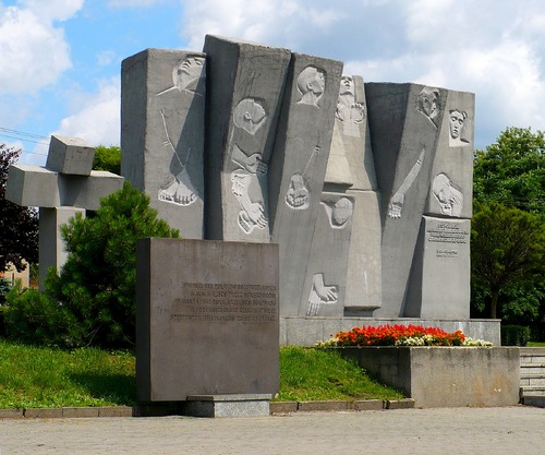 Pomnik na placu Stu Straconych w Zgierzu. Fot. Wikimedia Commons/domena publiczna (praca własna - autor: Qubal)