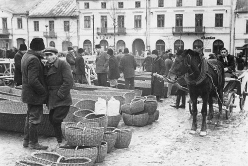II wojna światowa, plac targowy w Miechowie w okresie okupacji niemieckiej. W tle widoczna siedziba NSDAP. Ze zbiorów NAC (autor: Hempelmann)
