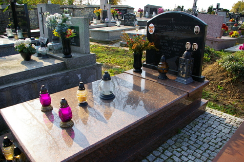 Cmentarz w Miechowie; obecny grób rodzinny, w którym jest pochowana także Katarzyna Baranek (z domu Kopeć). Fot.: Jakub Ryba (IPN)