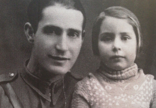 Zosia Goldman z ojcem Henrykiem, Białystok, 1946 r. Źródło zdjęcia: The Champions of My Childhood