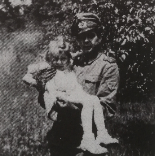 Lusia Trembacz z Frankiem, Koronowo, 1944 r. Źródło zdjęcia: The Champions of My Childhood