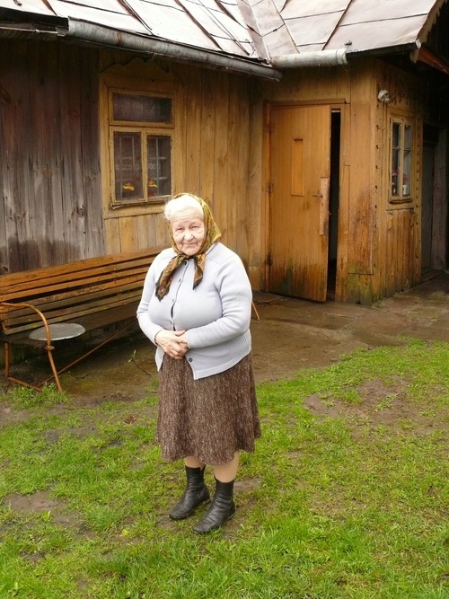Józefa Gołojuch przed domem rodzinnym w Trzebusce,  w którym jej rodzice ukrywali Żydów. Trzebuska, 2008 r. (fot. Michał Kalisz)