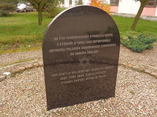 Tablica z pomnika upamiętniającego getto i jego ofiary we Włocławku, 2017 r. Fot. Wikimedia Commons/Mariochom - praca własna (CC BY-SA 4.0)