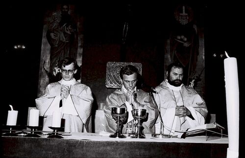 30 sierpnia 1984 r. Msza święta za ojczyznę w kościele św. Maksymiliana Marii Kolbego w Mistrzejowicach. Wśród celebransów ks. Popiełuszko (w środku) i ks. Jancarz (po prawej). Fot. Zbigniew Galicki