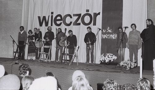 Dolny kościół św. Maksymiliana Marii Kolbego w Mistrzejowicach. Ks. Jancarz pierwszy z prawej, 16 listopada 1985 r. Fot. Zbigniew Galicki