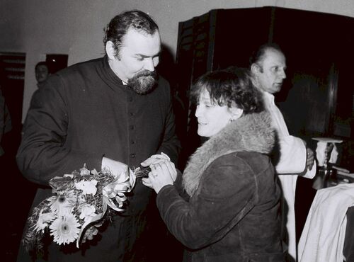 Życzenia imieninowe dla ks. Jancarza składane po czwartkowej mszy świętej za ojczyznę. Mistrzejowice, 5 marca 1987 r. Fot. Zbigniew Galick