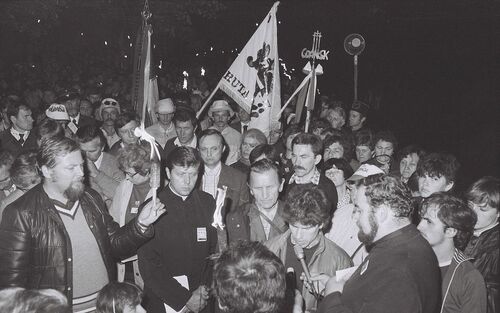 Trzecia Pielgrzymka Świata Pracy na Jasną Górę (ks. Jancarz przytrzymuje mikrofon), 14 września 1985 r. Fot. Zbigniew Galicki
