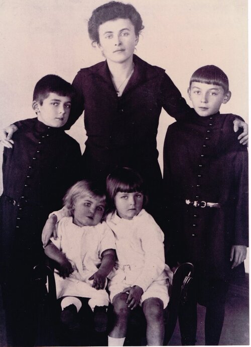 Bukowieccy. Stoją od lewej: Ignacy, Aleksandra i August, siedzą: Jadwiga (z lewej) i Leon, fotografia ze zbiorów Muzeum Regionalnego w Kościanie
