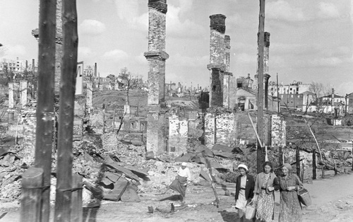 Powrót ludności do zniszczonego i okupowanego przez Niemców Smoleńska, sierpień 1941 r. Fot. NAC