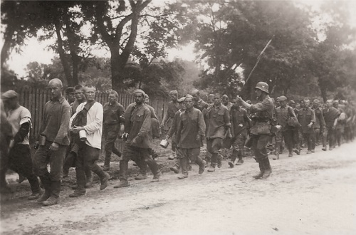 Sowieccy jeńcy wojenni prowadzeni do niemieckiej niewoli, 1941 r. Fot. Archiwum Akt Nowych, Kolekcja zdjęć z drugiej wojny światowej  dr. Marka Tuszyńskiego