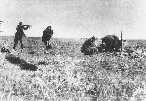 Egzekucja na ludności żydowskiej wykonywana przez oddział Einsatzgruppen we wsi Iwanhorod na Ukrainie (obwód czerkaski), 1942 r. Fot. prywatne archiwum Jerzego Tomaszewskiego