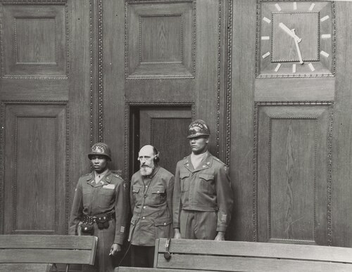 Paul Blobel, dowódca Sonderkommando 4a wchodzącego w skład Einsatzgruppen C,  przed amerykańskim trybunałem wojskowym w Norymberdze, 1948 r.  Fot. US National Archives