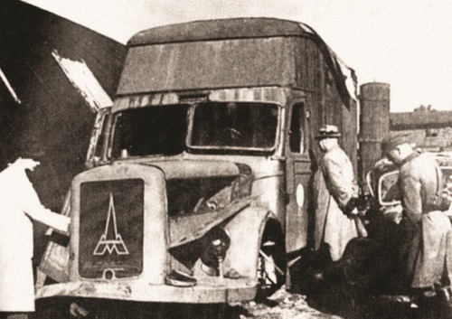 Gaswagen/duszegubka – samochód ciężarowy z wmontowaną aparaturą gazową do uśmiercania Żydów, wykorzystywany na froncie wschodnim i w obozie zagłady Kulmhof, Koło 1945 r.