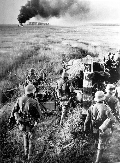 Niemieckie wojska przekraczające  granicę z ZSRS podczas operacji  „Barbarossa“, czerwiec 1941 r.  Fot. Waralbun.ru