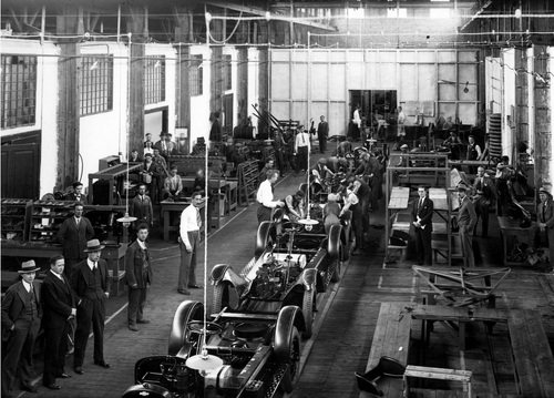 Fabryka samochodów General Motors w Warszawie - widok ogólny hali produkcyjnej, około 1930 r. Fot. NAC