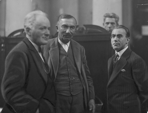 Oskarżeni w procesie brzeskim (stoją od prawej): Kazimierz Bagiński, Wincenty Witos i Herman Lieberman podczas przerwy w rozprawie przed Sądem Okręgowym mieszczącym się w pałacu Paca przy ulicy Miodowej 15 w Warszawie, 1932 r. Fot. NAC