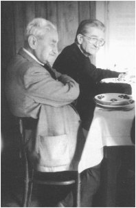 Jerzy Turowicz (redaktor naczelny "Tygodnika Powszechnego" w l. 1945–1953 i 1956–1999) i ks. Adam Boniecki MIC (redaktor naczelny "Tygodnika Powszechnego" w l. 1999–2011), fot. Archiwum Tygodnika Powszechnego (za: gazeta.us.edu.pl)