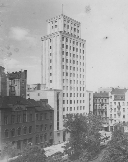 Gamach Towarzystwa Ubezpieczeń "Prudential" w Warszawie, najwyższy budynek przedwojennej Polski, w którym w 1937 r. na szesnastym piętrze rozpoczęła działalność eksperymentalna stacja telewizyjna, nadająca z anteny zainstalowanej na dachu gmachu. Fot. NAC