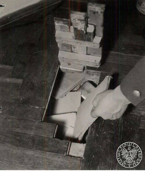 „Skrytka szpiegowska” w mieszkaniu na ul. Polnej w Warszawie, zawierająca dokumenty „Lombardu” z okresu II wojny światowej. Fot. z zasobu IPN