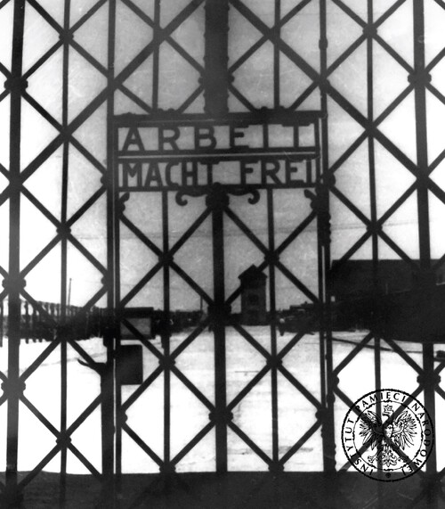 Brama obozu koncentracyjnego Dachau, zdjęcie z okresu funkcjonowania lagru. Fot. z zasobu IPN