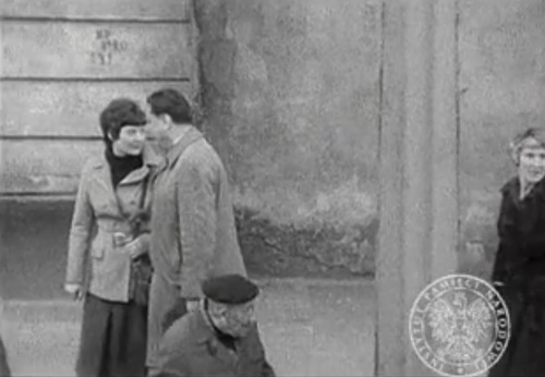 Marta i Jan Olszewscy uchwyceni na filmie organów bezpieczeństwa podczas obserwcji osób wychodzących z kościoła św. Krzyża na Krakowskim Przedmieściu po mszy św. odprawionej w intencji ofiar Katynia, 27 kwietnia 1980 r. (ze zbiorów AIPN)
