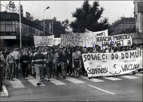 Szczecin, manifestacja uliczna Solidarności Walczącej, m.in. z hasłami zakończenia okupacji ziem polskich przez armię sowiecką