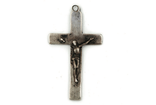 Srebrny krzyżyk należący do osoby pogrzebanej w Miednoje