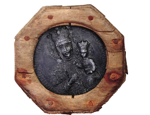 Medalik z wizerunkiem Matki Bożej Częstochowskiej odnaleziony w Miednoje