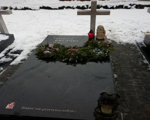 &quot;Śmierć nie przerywa miłości&quot;. Nagrobek Janusza Krupskiego, tzw. kwatera smoleńska, Cmentarz Wojskowy na warszawskich Powązkach (fot. Wikipedia/CC BY-SA 4.0/Lukasz2)