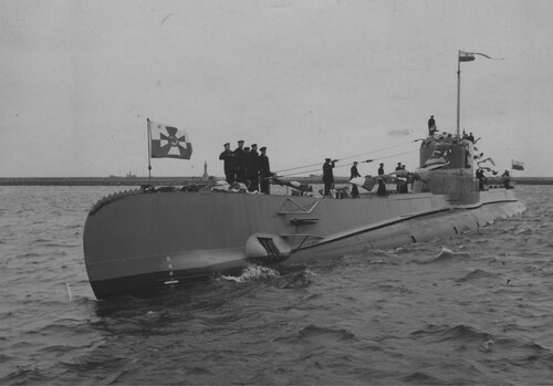 Uroczystość powitania okrętu podwodnego ORP „Orzeł” w porcie w Gdyni, 10 lutego 1939. ORP „Orzeł” wpływa do portu. Ze zbiorów NAC (autor:  Witold Pikiel)