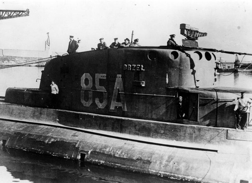 Okręt podwodny ORP „Orzeł” w angielskim porcie, 1940. Po włączeniu w skład brytyjskiej 2. Flotylli Okrętów Podwodnych ORP „Orzeł” otrzymał numer burtowy „85A”. Fot. Wikimedia Commons/domena publiczna