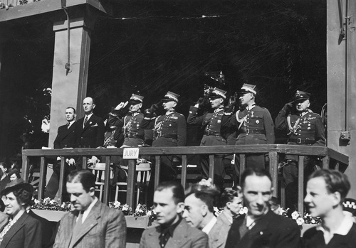 Generał Piotr Skuratowicz (drugi od prawej) podczas XII Międzynarodowych Zawodów Hippicznych o „Puchar Narodów” na hipodromie w Łazienkach Królewskich w Warszawie w 1939 r. Fot. NAC