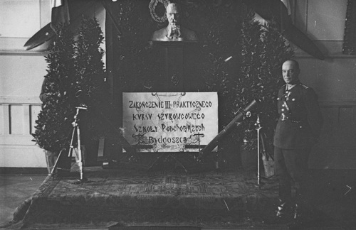 Płk Bolesław Schwarzenberg-Czerny przy tablicy pamiątkowej z okazji zakończenia III kursu szybowcowego w Szkole Podchorążych w Bydgoszczy, 31 marca 1935 r. Fot. NAC