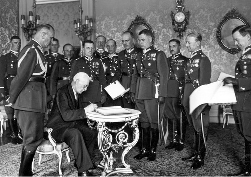 Delegacja 15 Dywizji Piechoty z Bydgoszczy u prezydenta RP Ignacego Mościckiego. Płk Bolesław Schwarzenberg-Czerny (szósty z prawej), maj 1935 r. Fot. NAC