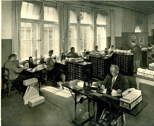 Praca przy maszynach adresujących firmy Adrema w Pocztowym Urzędzie Czekowym w Berlinie, 1932. Fot. ze zbiorów Museumsstiftung Post und Telekommunikation