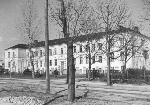 Busko-Zdrój, 1942. Budynek okupacyjnego niemieckiego starostwa powiatowego, w którym mieścił się także areszt. Ze zbiorów NAC (autor: Otto Pfeil)