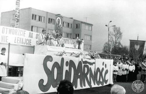 Msza św. polowa z udziałem działaczy NSZZ „Solidarność”, wiosna 1981 r. Fot. z zasobu IPN